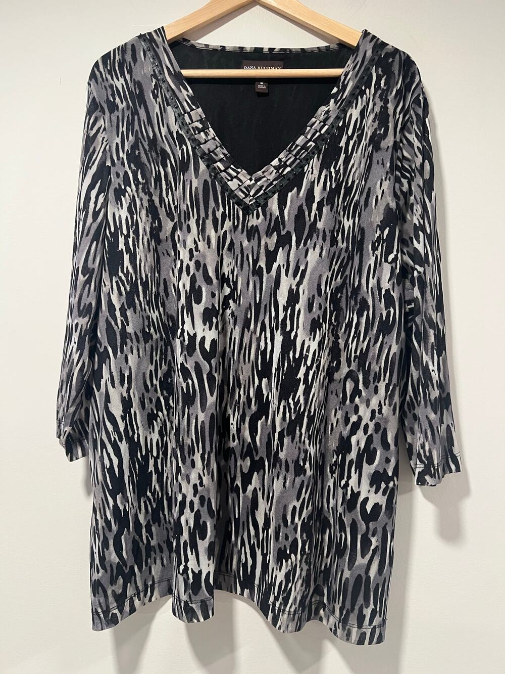 Dana Buchman 100% Nylon V-Neck Blouse Animal Print Black White Size 3X JL